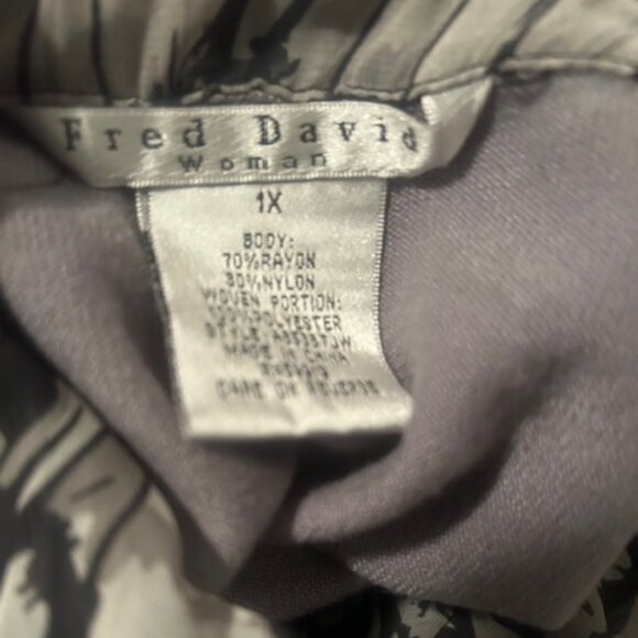 Fred David Gray Faux ruffle collar and sleeves faux button sweater, size 1X - Picture 5 of 5